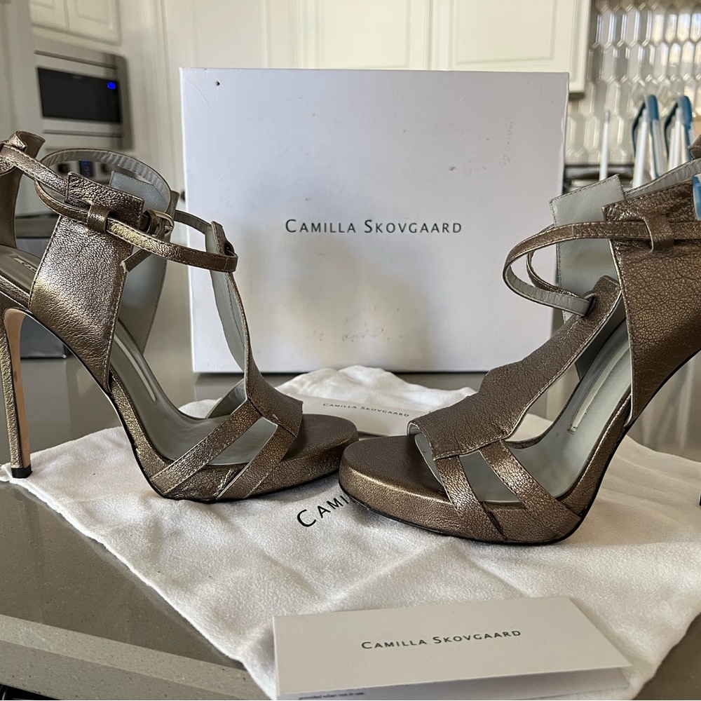 Beautiful Camilla Skovgaad size 39 gold heels.